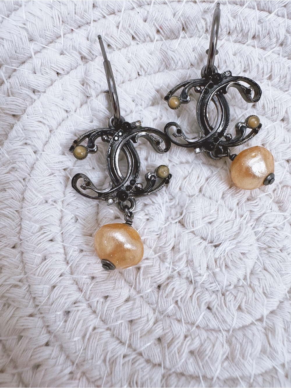 Chanel vintage gunmetal-toned earrings with CC logo and pearl drops - Picture 4 of 8